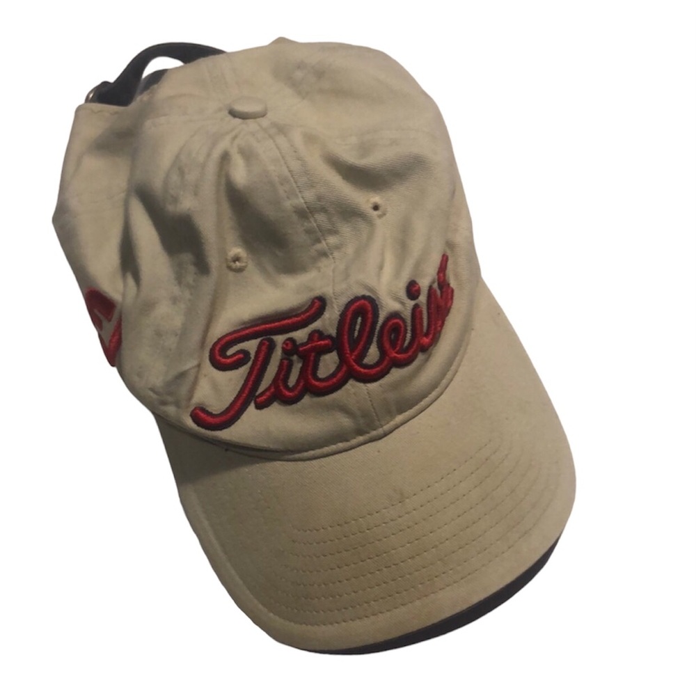 Men’s tan Titleist Pro V1 cap